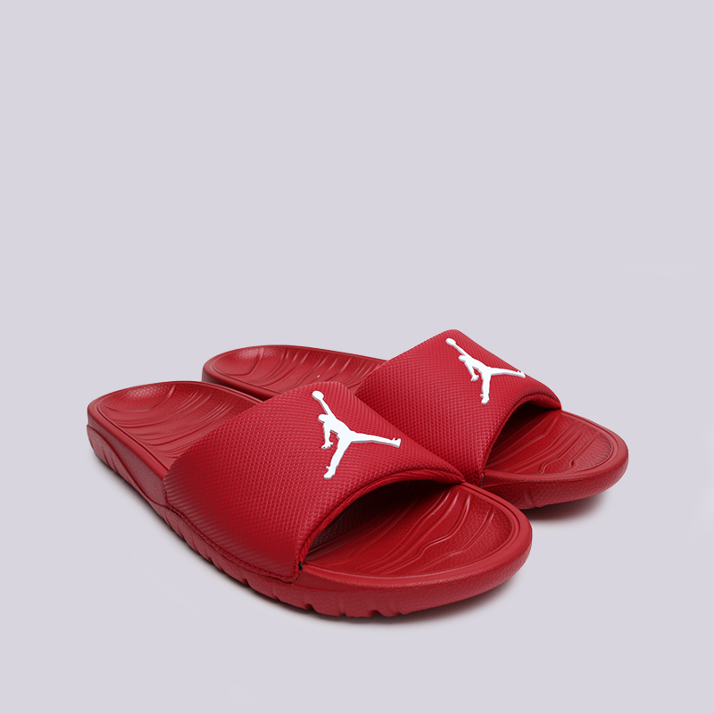 Красные шлепанцы Nike