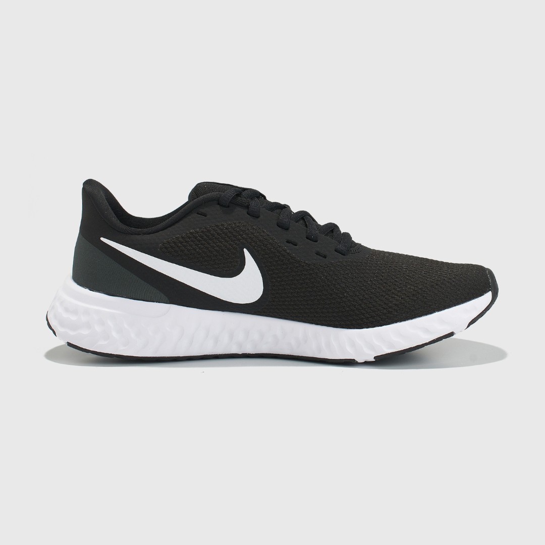 Черно-белые беговые кроссовки Nike Revolution 5