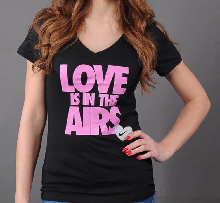 Черная футболка Nike с принтом LOVE IS IN THE AIR