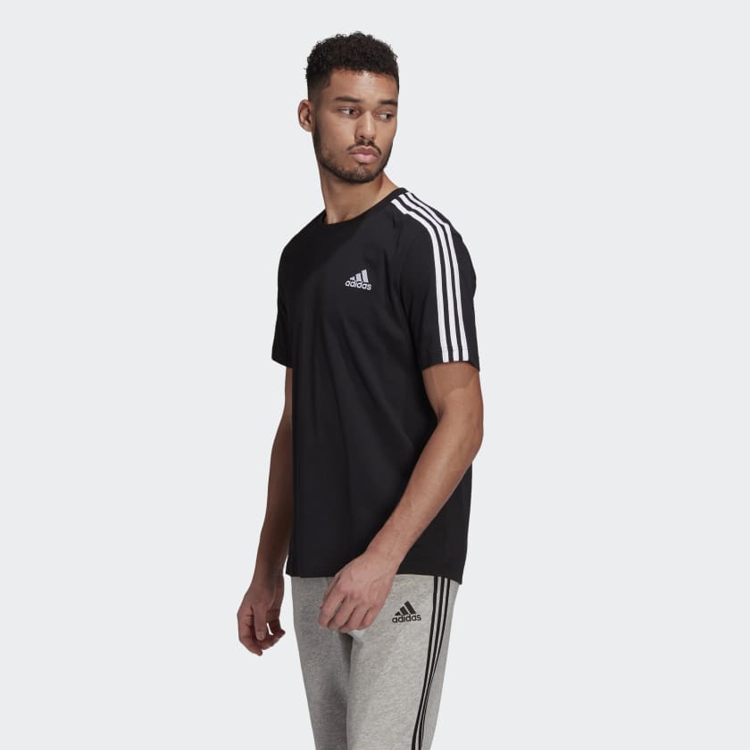 Черная футболка Adidas Essentials 3-Stripes для спорта и прогулок