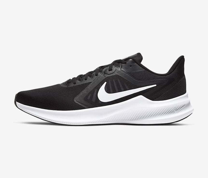 Беговые черно-белые кроссовки Nike