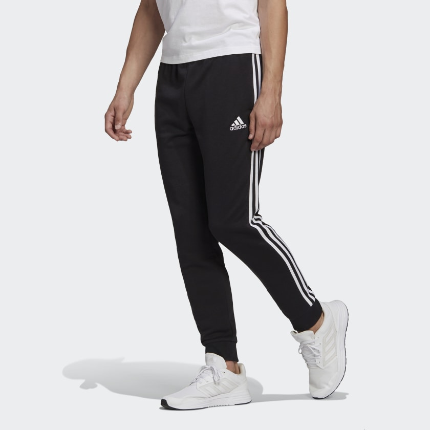Зауженные черные брюки Adidas с лампасами