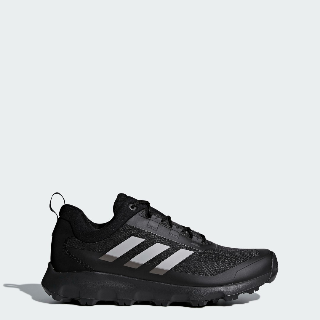 Черные кроссовки Adidas для хайкинга